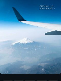 30年前。
1ドル＝約80円。

今は
1ドル＝約156円。

円の価値は
30年で、ほぼ半分になった。

30年前に
100万円を円で貯金していたら
当時は
👉 約12,500ドル分。

今は
👉 約6,400ドル分。

同じ100万円。
でも
世界で使える価値は半分。

これは
投資で失敗した話じゃない。
浪費した話でもない。

ただ
円で持ち続けていただけ。

日本で暮らしていると
気づきにくいけど、
旅に出た瞬間
海外と比べた瞬間
現実を突きつけられる。

「貯金してるから大丈夫」
それ、
円だけなら大丈夫じゃない時代
かもしれない。

旅が好き。
行きたい場所がある。
子どもに
世界を見せてあげたい。

だったら
お金のことから
目をそらさない。

貯めるだけじゃなく
守る・増やす
その選択肢を
知っておく。

私は
そう決めました。

興味がある方、質問がある方は
@happylife.momoko DM📩
または コメント📝でお気軽に✨

#トレードには夢がある
#円安
#旅好きママ
#お金の勉強